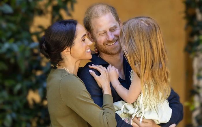 Sau nhiều năm căng thẳng, Vua Charles lần đầu hội ngộ gia đình Harry tại Anh