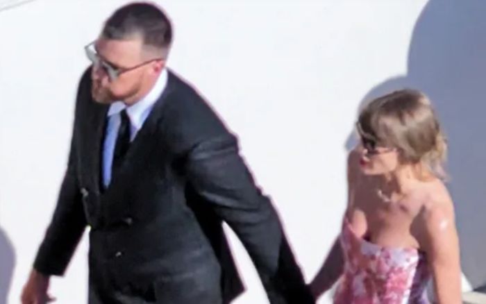 Taylor Swift gây thương nhớ với váy hoa hồng lãng mạn