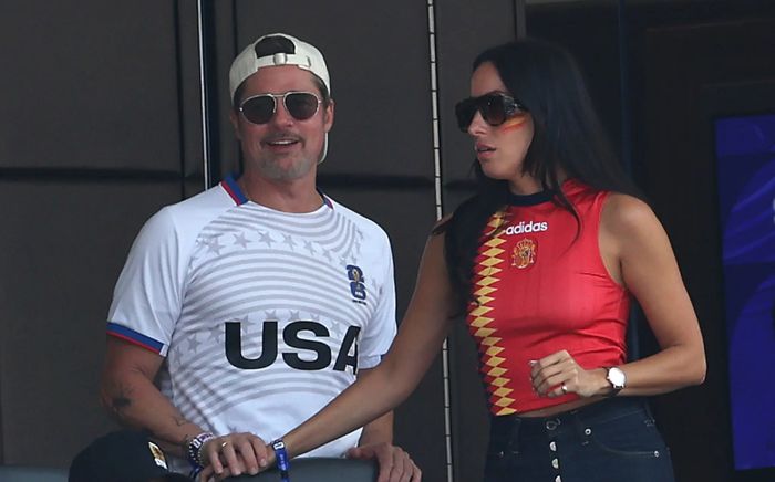 Tài tử Brad Pitt khóa môi bạn gái kém tuổi trên khán đài World Cup