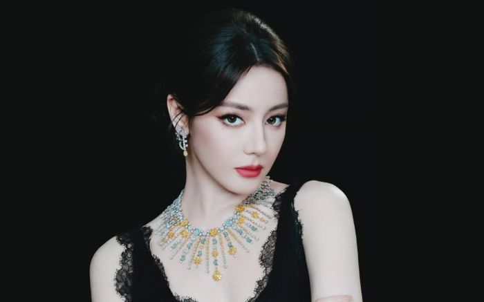 Địch Lệ Nhiệt Ba đích thân bác tin đồn cố tạo hình ảnh đáng thương