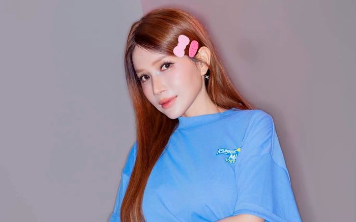 Khả Như khéo léo khoe vòng eo thon gọn cùng đôi chân dài miên man