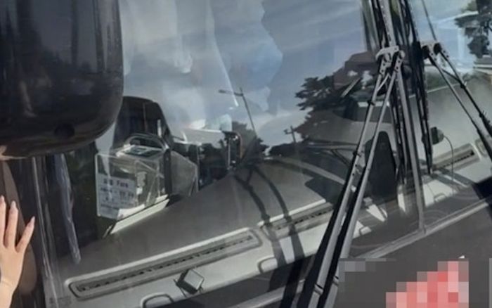 Tài xế xe buýt đột ngột ngất xỉu, hành khách túm vô lăng giải cứu nghẹt thở