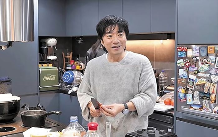 Ca sĩ Bae Ki Sung nghẹn ngào tiết lộ nguy cơ mất thính lực