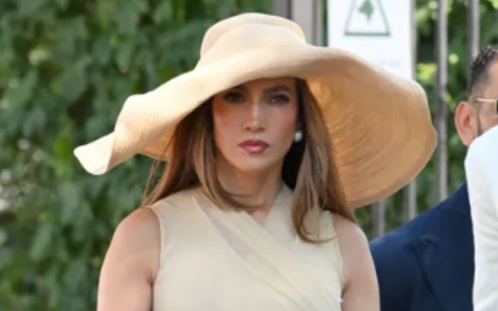 Jennifer Lopez đón hè với váy crepe mỏng và mũ rộng vành nổi bật