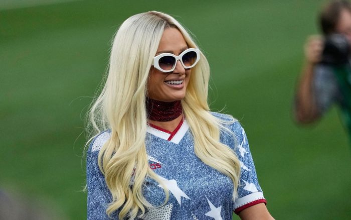 Paris Hilton gây bất ngờ với diện mạo khác lạ vì thay đổi một chi tiết
