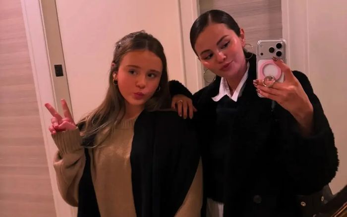 Mẹ Selena Gomez gây tranh cãi vì bài đăng úp mở về hai con gái