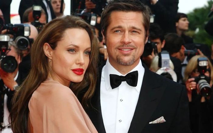 Thêm hai người con của Angelina Jolie làm thủ tục từ mặt Brad Pitt