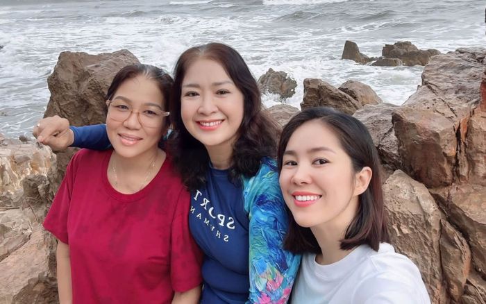 Lê Phương về quê thăm mẹ chồng