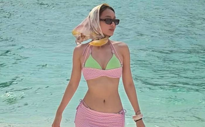 Á hậu Bùi Khánh Linh khoe lưng trần gợi cảm giữa biển xanh