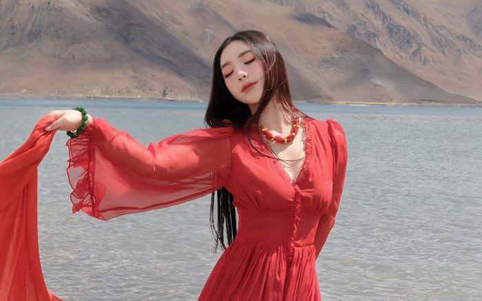 Quỳnh Kool diện váy đỏ, khoe sắc quyến rũ giữa thiên nhiên hùng vĩ