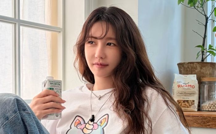 Lee Ji Ah gây sốt với nhan sắc ở tuổi 47