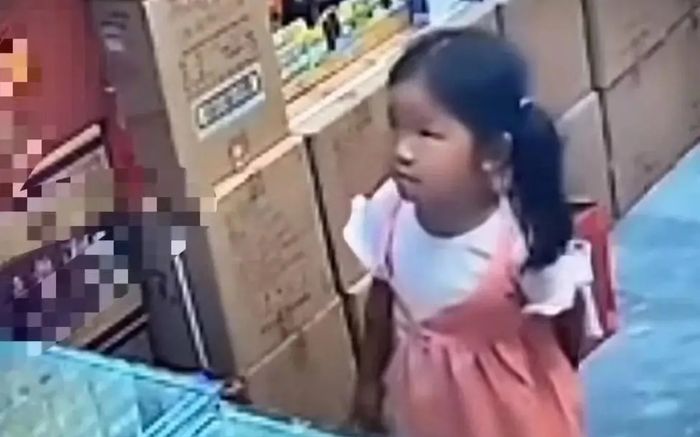 Bé gái 4 tuổi đi mua mì tôm một mình, câu nói khiến chủ tiệm lặng người