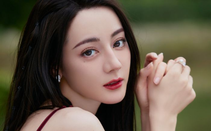 Địch Lệ Nhiệt Ba lập thành tích mới với hơn 1 tỷ NDT doanh thu