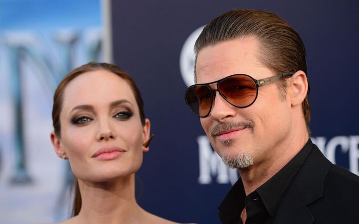 Khán giả phản ứng khi 2 con của Brad Pitt làm thủ tục bỏ họ cha