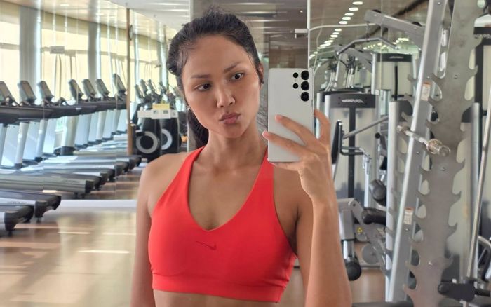 Hoa hậu H'Hen Niê khoe vóc dáng săn chắc tại phòng gym