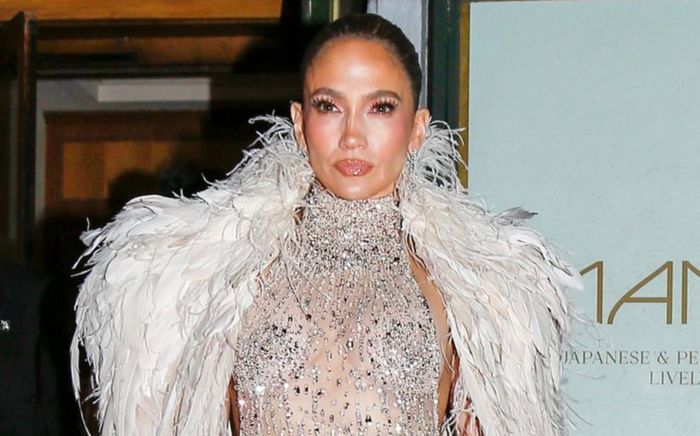 Jennifer Lopez lộng lẫy với hơn 400 carat trang sức tại tiệc sinh nhật