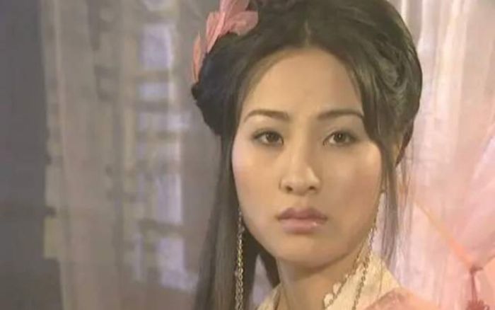 Mỹ nhân khiến thiên hạ đại loạn trong phim cổ long là ai?