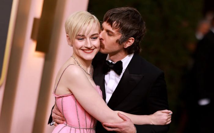 Julia Garner và chồng ca sĩ Mark Foster ly thân sau hơn 6 năm chung sống