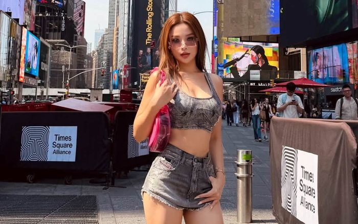 Huyền Baby diện quần ngắn cũn khoe dáng trên đường phố New York