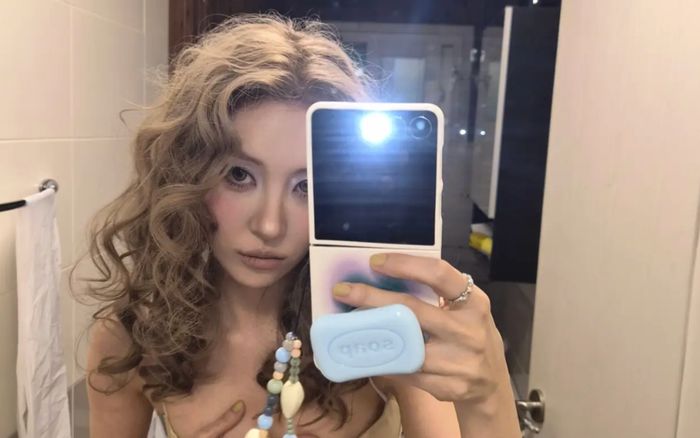 Ca sĩ Sunmi gây sốt với tạo hình gợi cảm