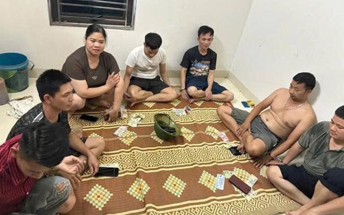 Bắt quả tang 7 nam nữ có hành vi đáng xấu hổ trong đêm