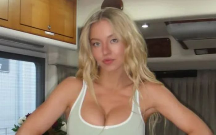 Sydney Sweeney khoe vòng 1 nóng bỏng trong bộ đồ khoét cổ sâu