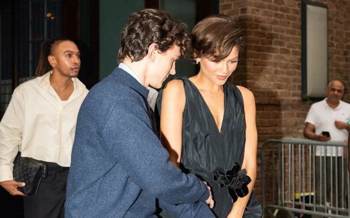 Tom Holland đã cứu Zendaya khỏi sự cố trang phục nghiêm trọng