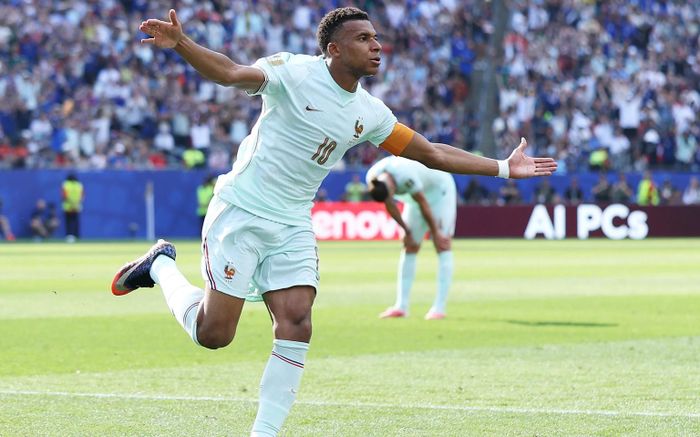 Mbappe vẫn chưa thua Messi
