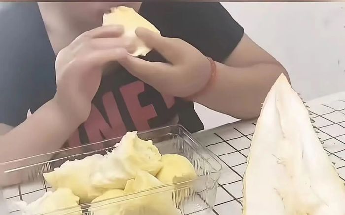 Bảo mẫu tự ý ăn sầu riêng của chủ nhà, phản ứng sau đó gây 'dậy sóng'