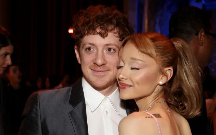 Ethan Slater biết Ariana Grande tái hợp tình cũ Ricky Alvarez qua bạn bè?