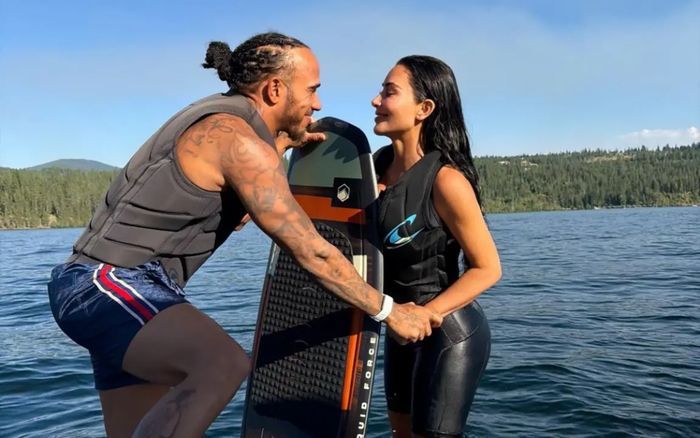 Người mẫu Kim Kardashian công khai tình tứ bên Lewis Hamilton, mối quan hệ ngày càng bền chặt