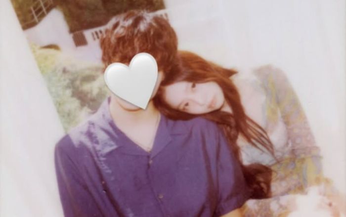 Jennie (BLACKPINK) tung ảnh tựa vai tình tứ với trai lạ, netizen được phen xôn xao bàn tán