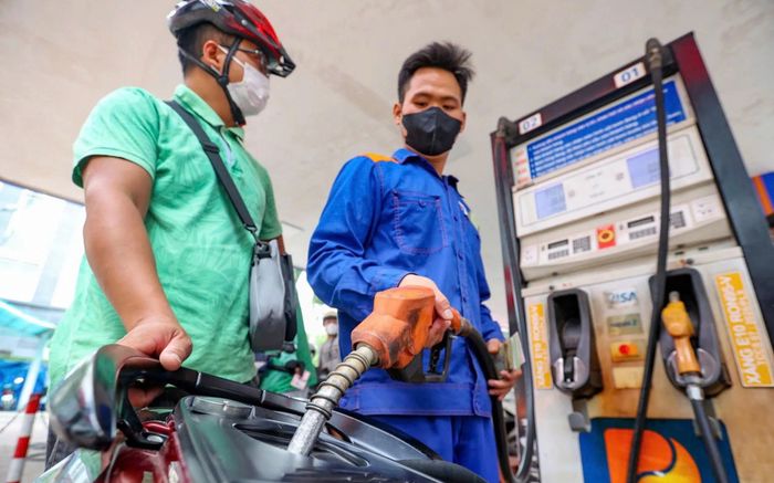 Giá xăng dầu hôm nay 19/7: Tiếp tục tăng mạnh