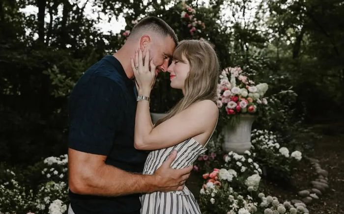 Khách mời ngỡ ngàng với nam diễn viên làm chủ hôn đám cưới Taylor Swift