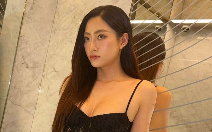 Lương Thùy Linh đẹp mê mẩn khi diện váy xẻ tà khoe chân dài 1m22