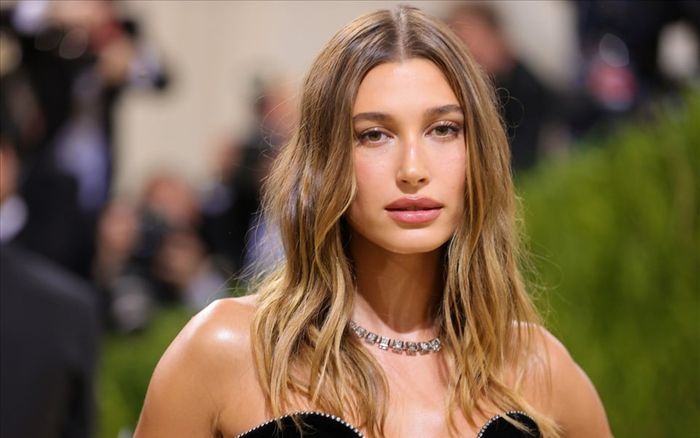 Người mẫu Hailey Bieber tiết lộ bí quyết giữ dáng sau khi sinh con trai đầu lòng với Justin Bieber