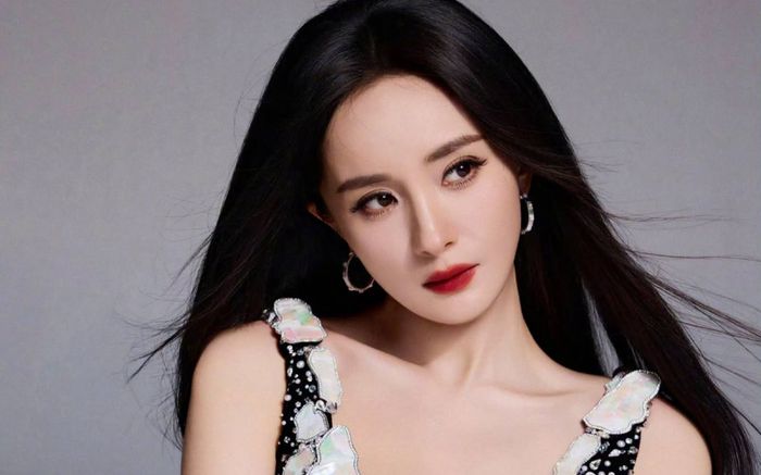Dương Mịch bị 'soi' biểu cảm cứng đờ khi một sao nữ đón nhận tin vui
