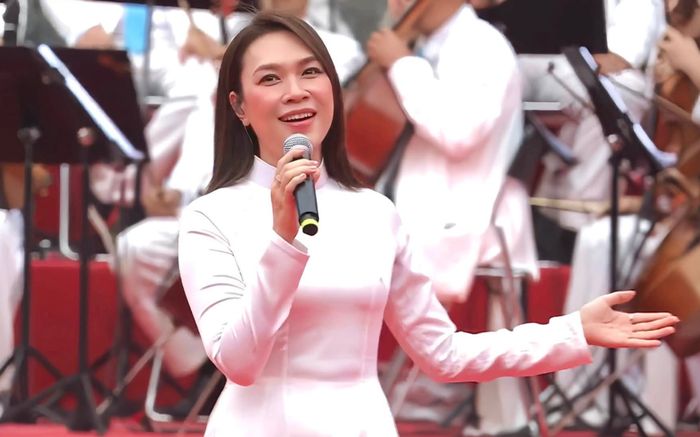 Mỹ Tâm tỏa sáng trong áo dài trắng, cất cao giọng hát tại Lễ kỷ niệm 50 năm ngày Thành phố mang tên Bác