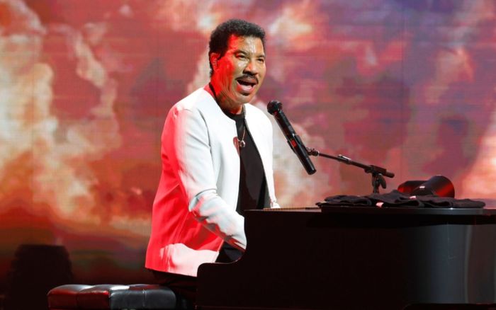 Danh ca Lionel Richie lần đầu biểu diễn trở lại sau nhập viện