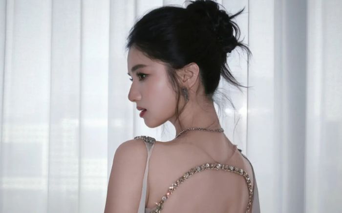 Trương Tịnh Nghi khoe vóc dáng quyến rũ với váy hở lưng