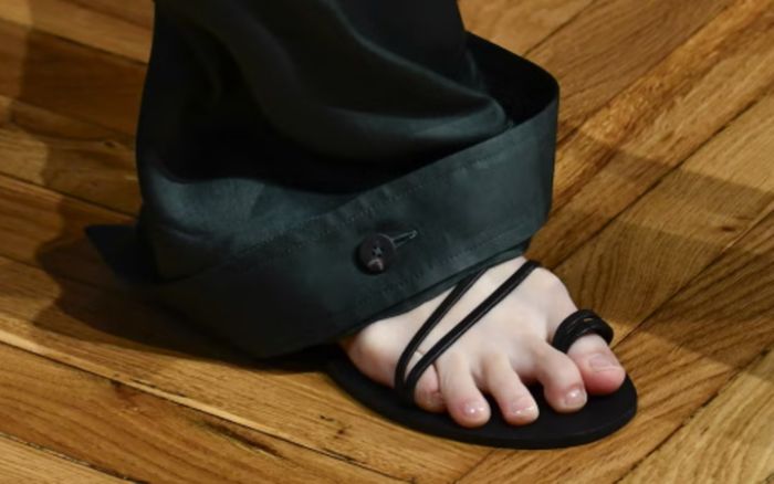 Xu hướng sandal kỳ lạ đang 'làm mưa làm gió' mùa hè