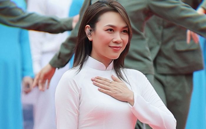 Ca sĩ Mỹ Tâm xúc động khi hát tại Lễ kỷ niệm 50 năm Ngày Thành phố mang tên Bác