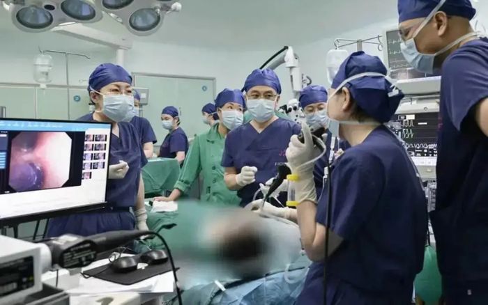 Bé gái 6 tuổi ho suốt 2 tháng, bác sĩ lấy ra thứ trong phổi gây bàng hoàng