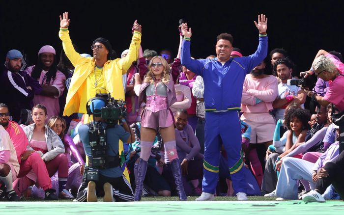Nữ hoàng nhạc pop Madona gây sốt khi mang 2 huyền thoại bóng đá xuất hiện ở 'halftime show' World Cup 2026