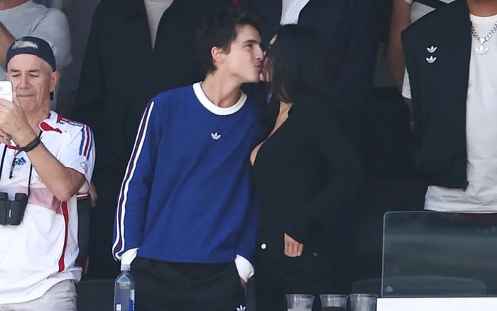 Người mẫu Kylie Jenner và Timothée Chalamet công khai tình tứ trên khán đài trận chung kết World Cup