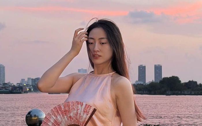 Hoa hậu Lương Thùy Linh khoe nhan sắc giữa hoàng hôn lãng mạn