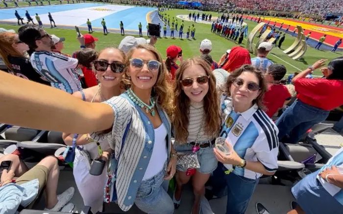 Blake Lively xuất hiện tại trận chung kết World Cup sau khi vắng mặt ở đám cưới Taylor Swift