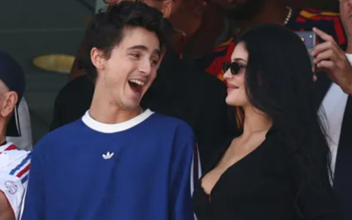 Kylie Jenner diện mốt gây tranh cãi khi sánh đôi bên Timothée Chalamet