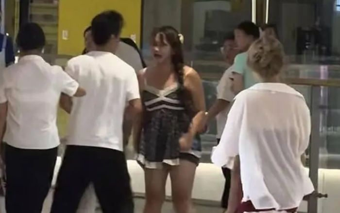Dắt chó vào trung tâm thương mại, người phụ nữ bị tát vào mặt giữa đám đông