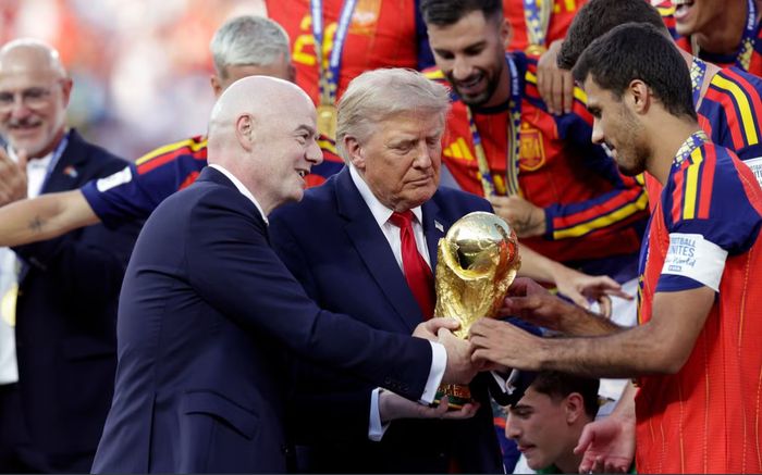 Ông Trump 'chiếm spotlight' lễ trao cúp World Cup, phản ứng của Chủ tịch FIFA gây chú ý